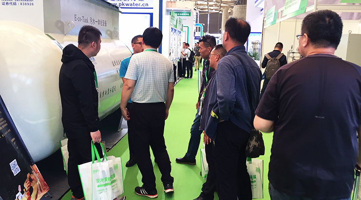 環(huán)博會(huì)展位現(xiàn)場(chǎng),人流絡(luò)繹不絕