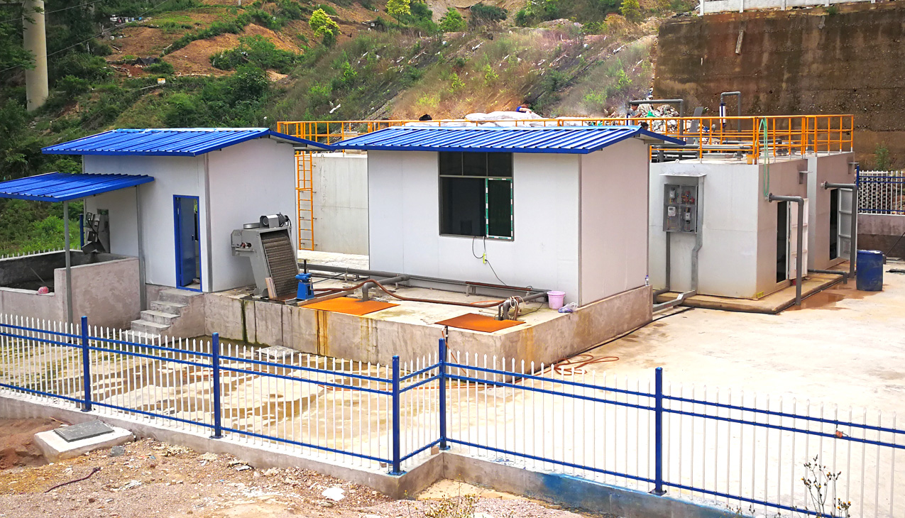 貴州凱里經濟開發區白午片區生活污水處理應急工程 wsw.jpg 處理規模:1500T/D 出水水質:達到《城鎮污水處理廠污染物排放標準》(GB18918-2002)一級A排放標準。 勞動者在貴州凱里 fefe.jpg 貴州凱里經濟開發區白午片區生活污水處理應急工程項目現場 陽西高速公路服務區生活污水處理項目