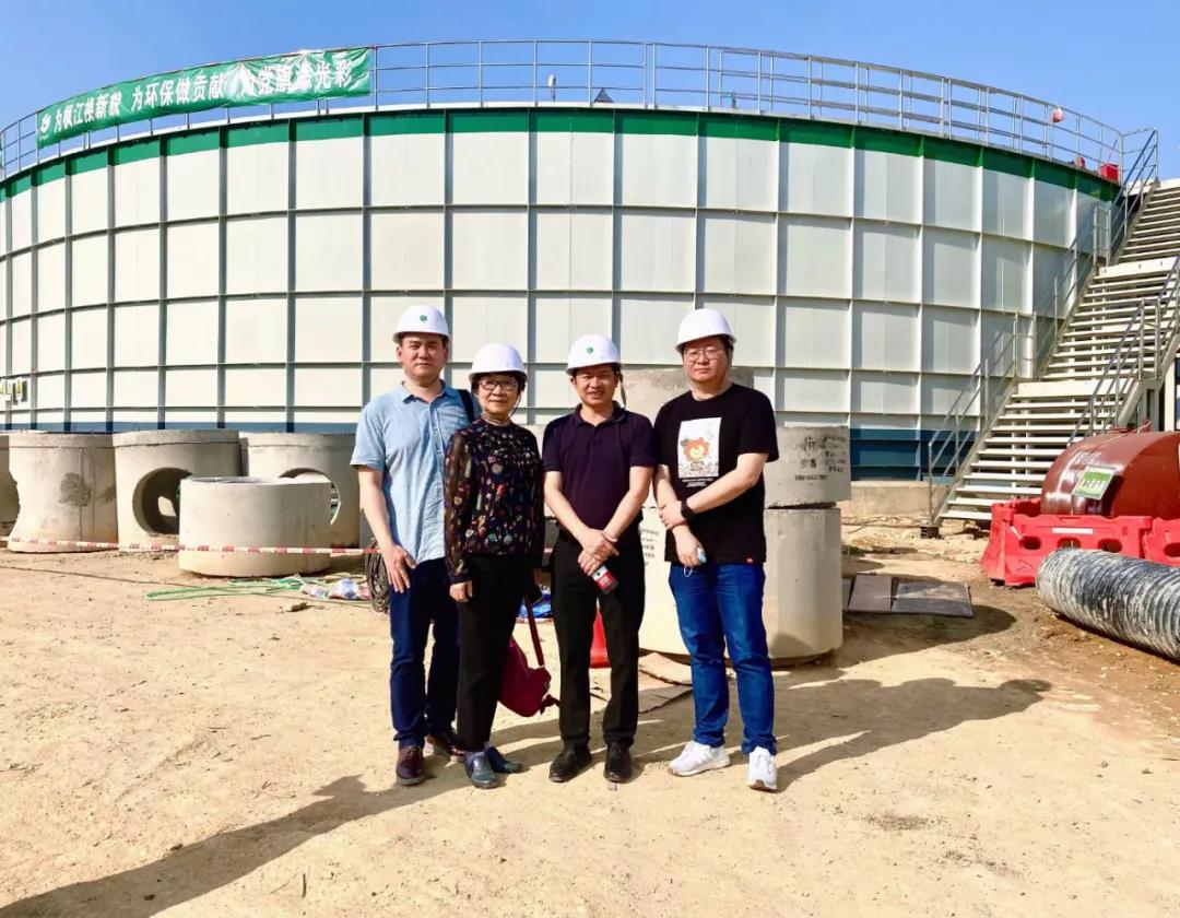 北控水務(wù)集團有限公司顧問總工程師杭世珺(左二)參觀考察潮州市楓江流域水環(huán)境綜合治理項目(35000T/D)
