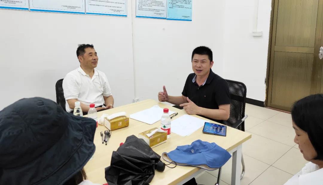 中國工程院院士、哈爾濱工業(yè)大學環(huán)境學院教授馬軍與鵬凱環(huán)境董事長王國彬交流研討