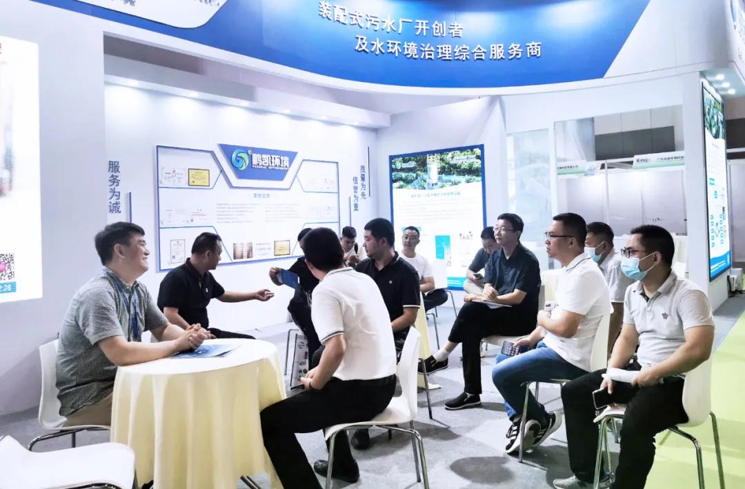 四川綿陽市政府領導一行蒞臨鵬凱環境展臺交流探討