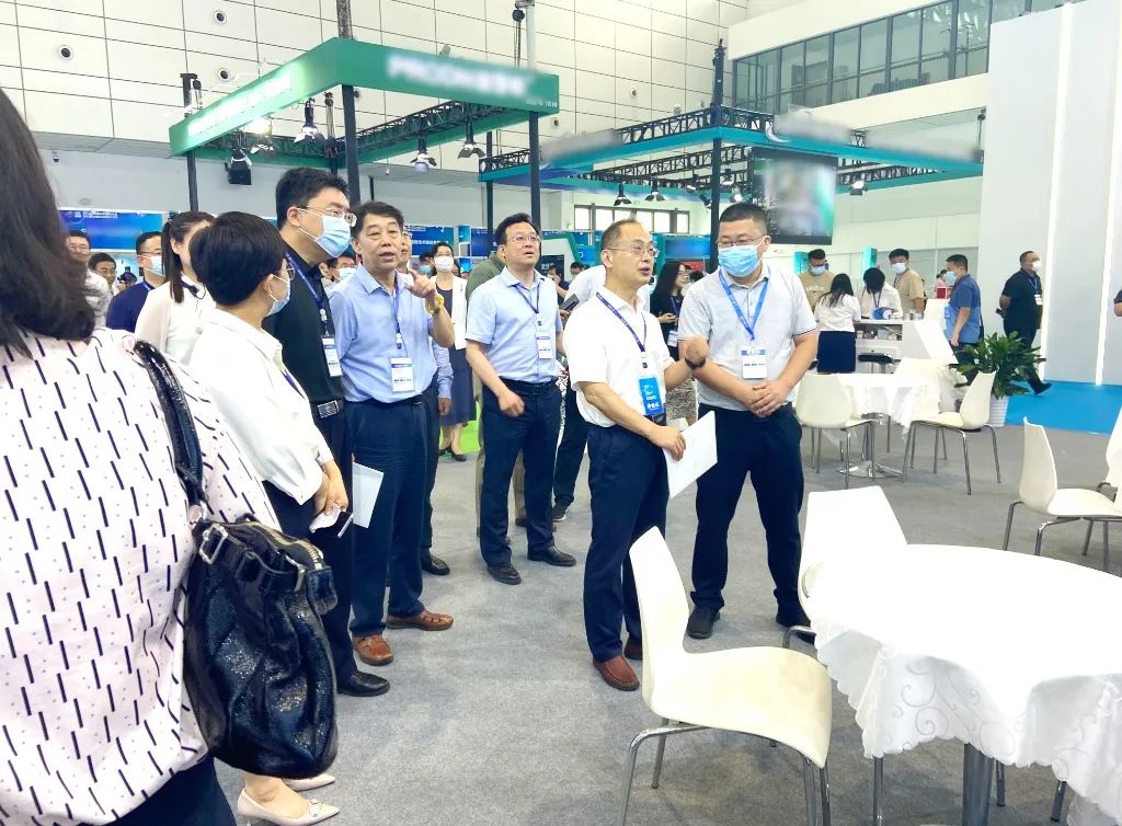 山東省住房城鄉建設廳城建處張玉兆副處長,山東省城鎮供排水協會鄧杰會長、賈瑞寶會長、楊鼎新會長、王全勇會長領導一行蒞臨鵬凱環境展位參觀指導