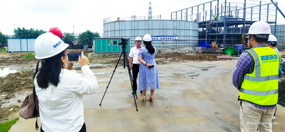 海口市水務局副局長曾衛華現場接受海南廣播電視總臺采訪