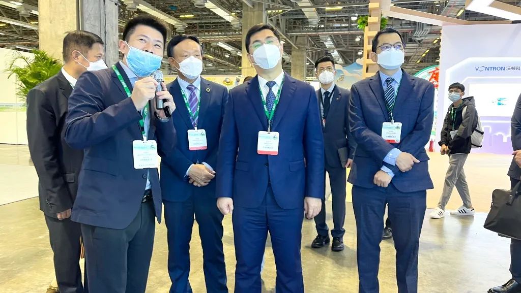 廣東省人民政府副省長孫志洋等領導一行蒞臨鵬凱環境展位參觀指導
