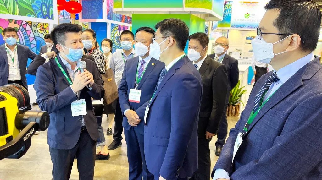 廣東省人民政府副省長孫志洋等領導一行蒞臨鵬凱環境展位參觀指導