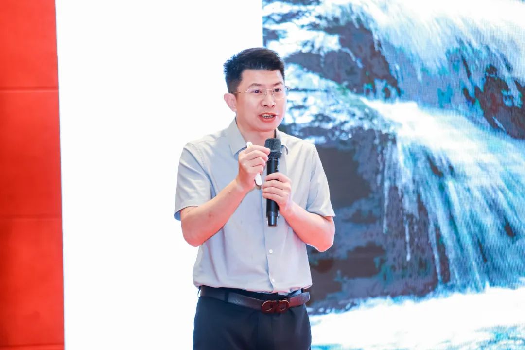 鵬凱環(huán)境董事長(zhǎng)王國(guó)彬發(fā)表《低碳型裝配式污水處理系統(tǒng)探索與實(shí)踐》專題演講